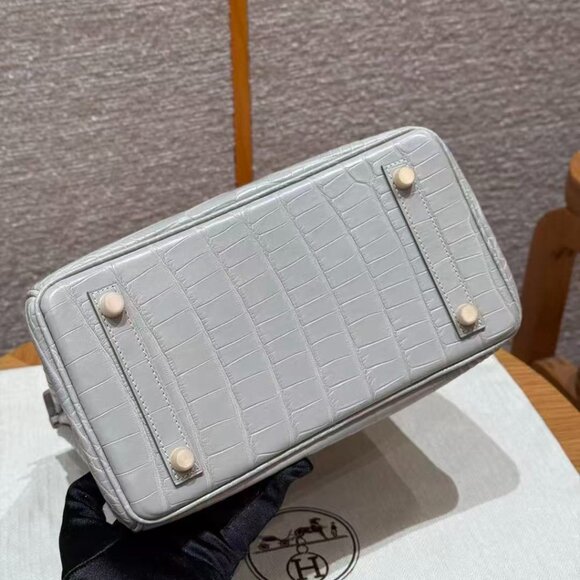 Classic Hermes Bag: A Stylish and Versatile Choice for Elegance - Picture 6 of 6